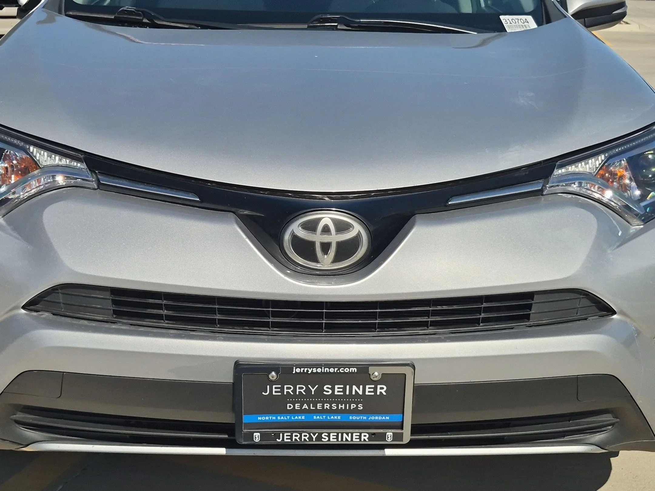Used 2018 Silver Sky Metallic Toyota XLE image 9