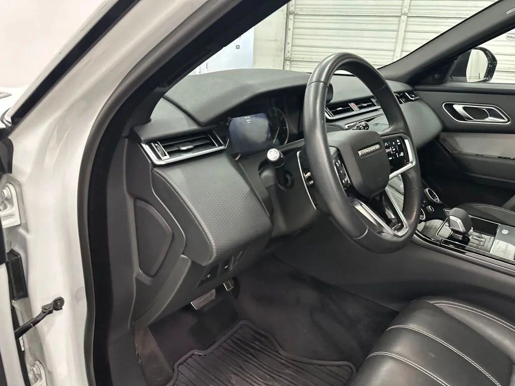 Used 2023 White Land Rover R-Dynamic S MHEV image 13