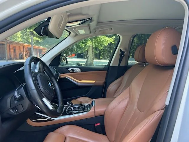 Used 2021 White BMW xDrive40i image 1
