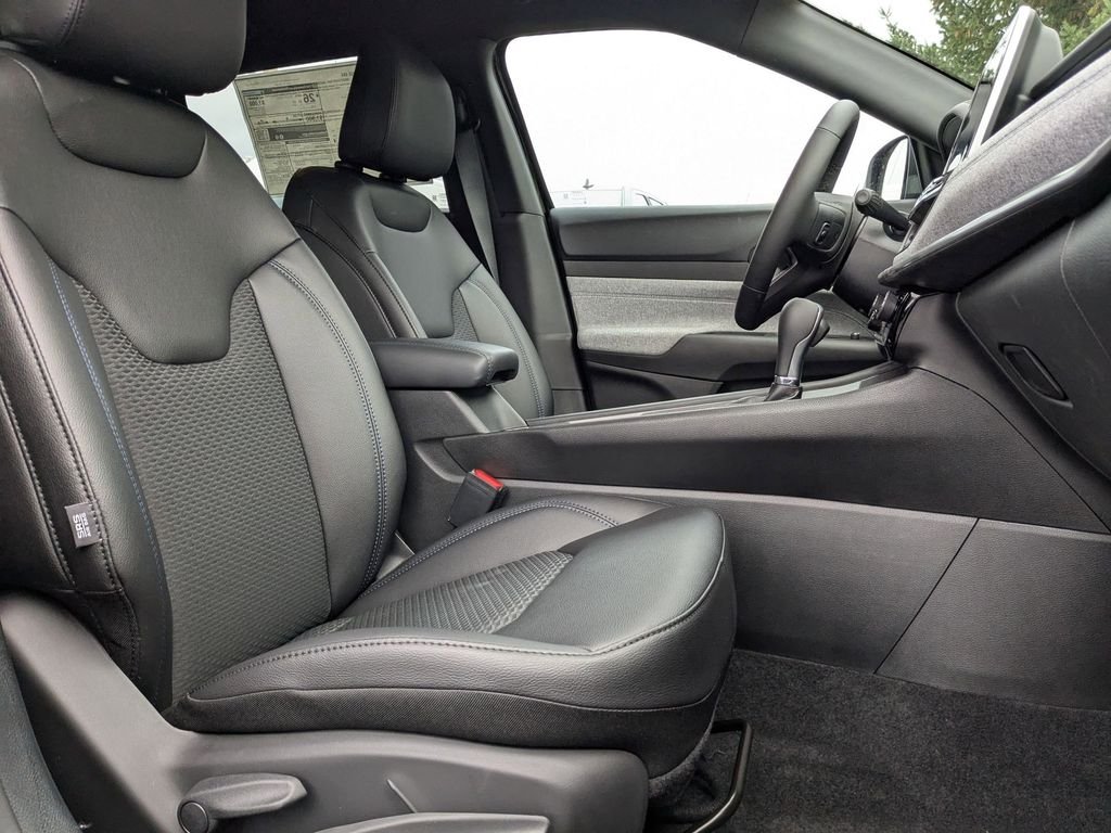 Used 2026 Diamond Black Crystal Pearlcoat Jeep Latitude image 20
