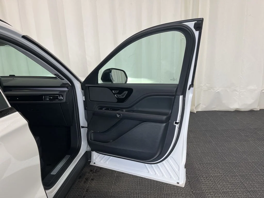Used 2025 White Lincoln Premiere image 20