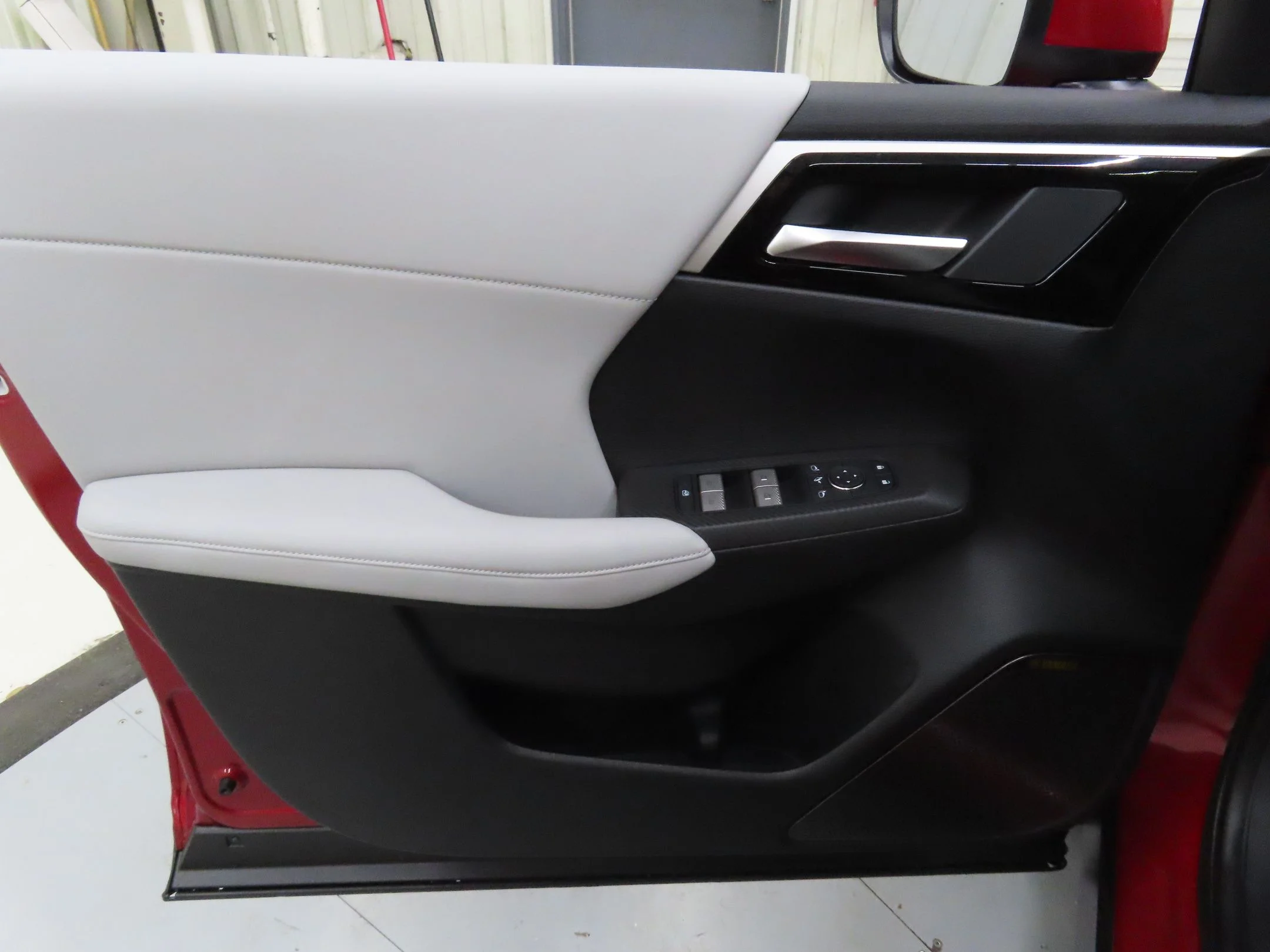 Used 2025 Red Mitsubishi SE image 10