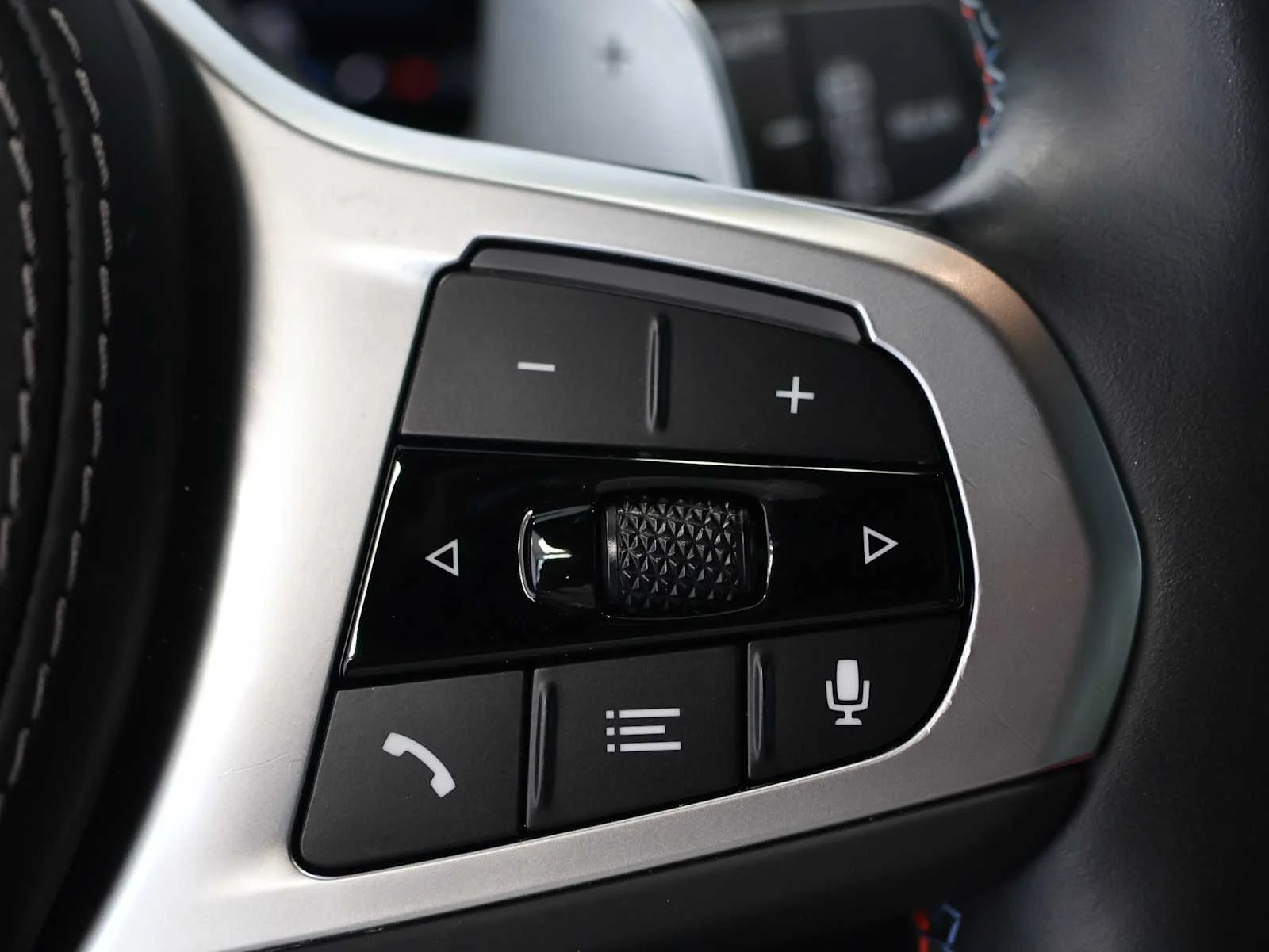 Used 2024 Frozen Pure Grey Metallic BMW M60i image 23
