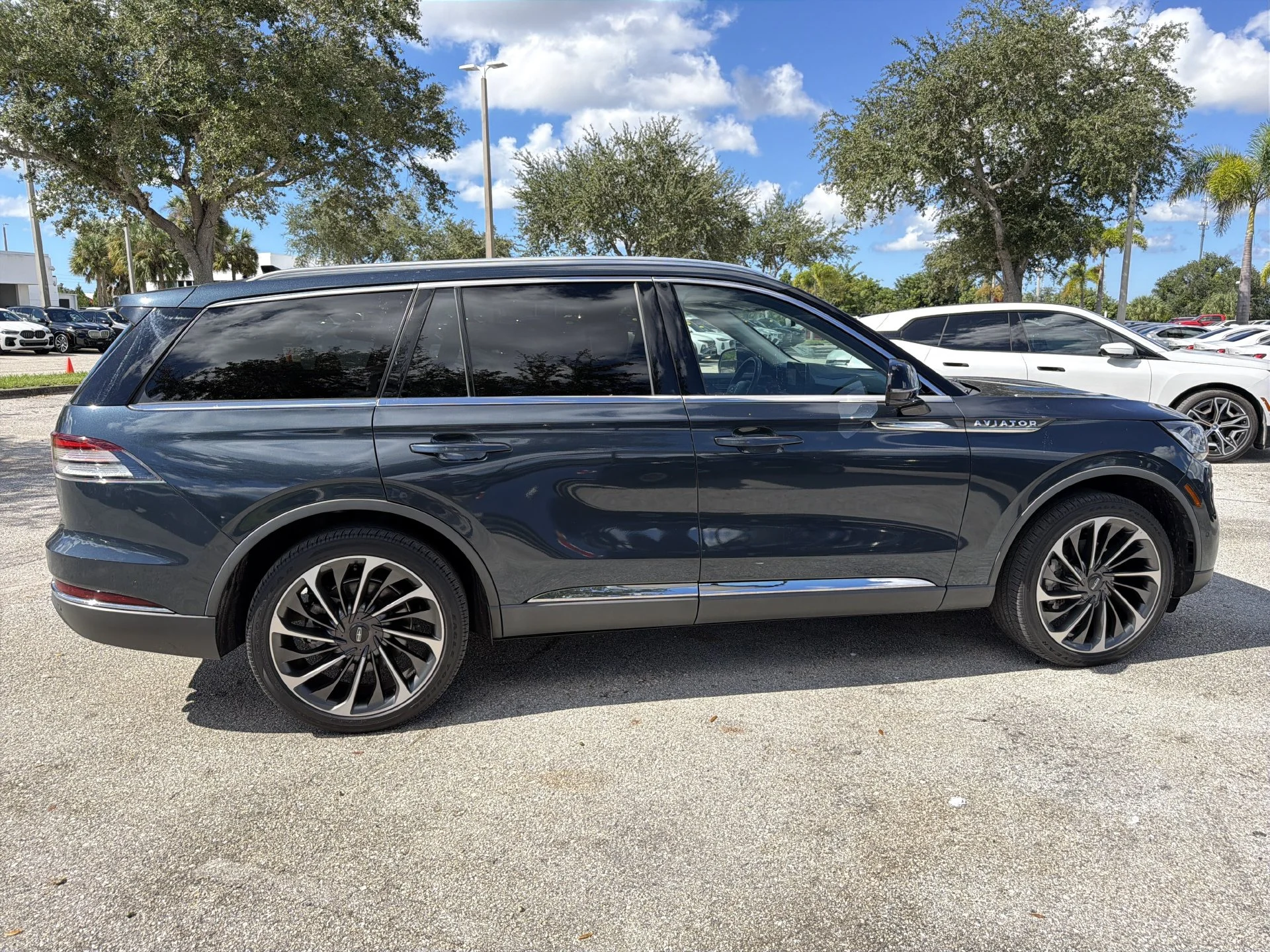 Used 2021 Blue Lincoln Reserve image 3
