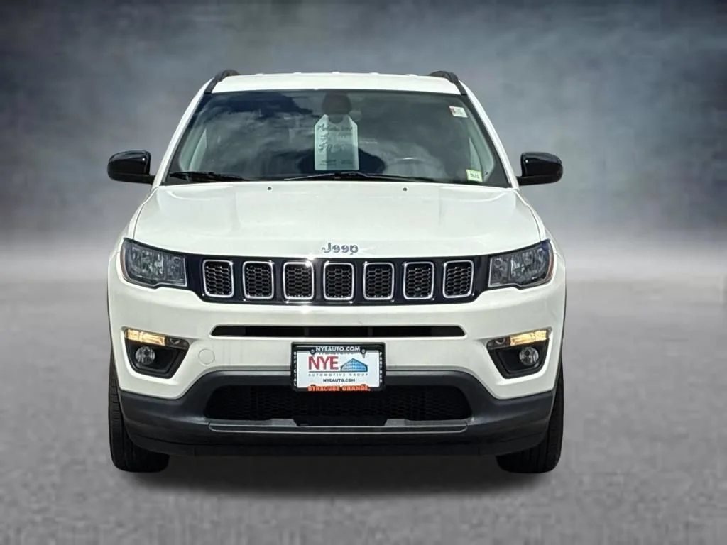 Used 2019 White Clearcoat Jeep Latitude image 9