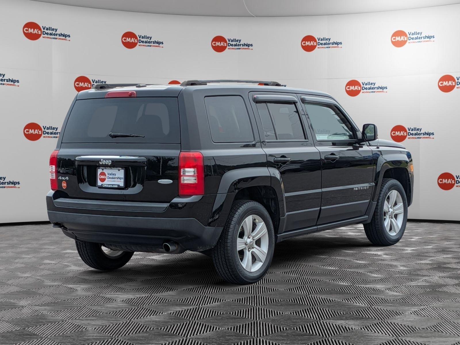 Used 2017 Black Clearcoat Jeep Latitude image 5