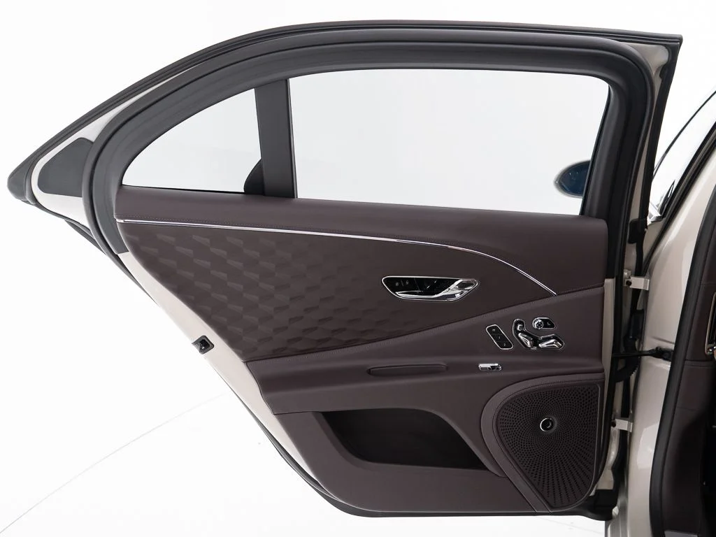 Used 2025 White Sand - by Mulliner Bentley Mulliner image 21