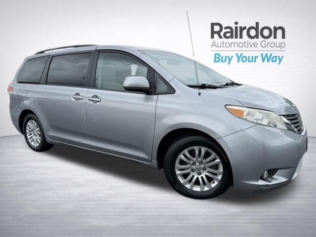 2012 Toyota Sienna XLE V6 7-Passenger Access Seat's photo