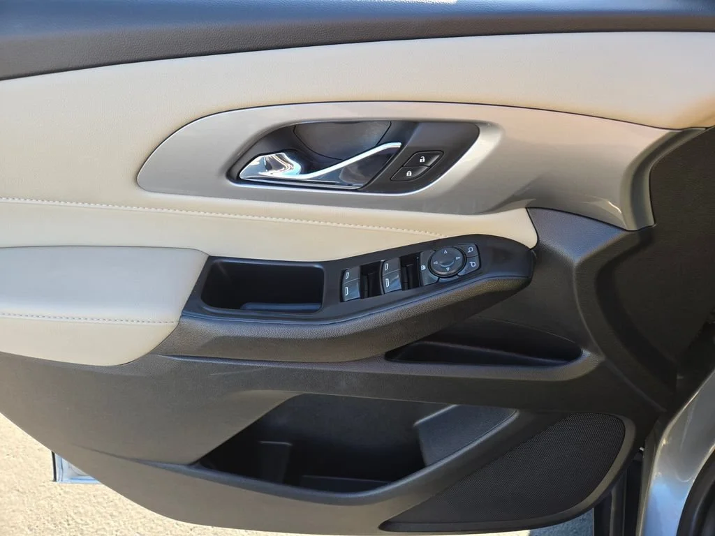 Used 2023 STERLING GRAY METALLIC Chevrolet LS image 18