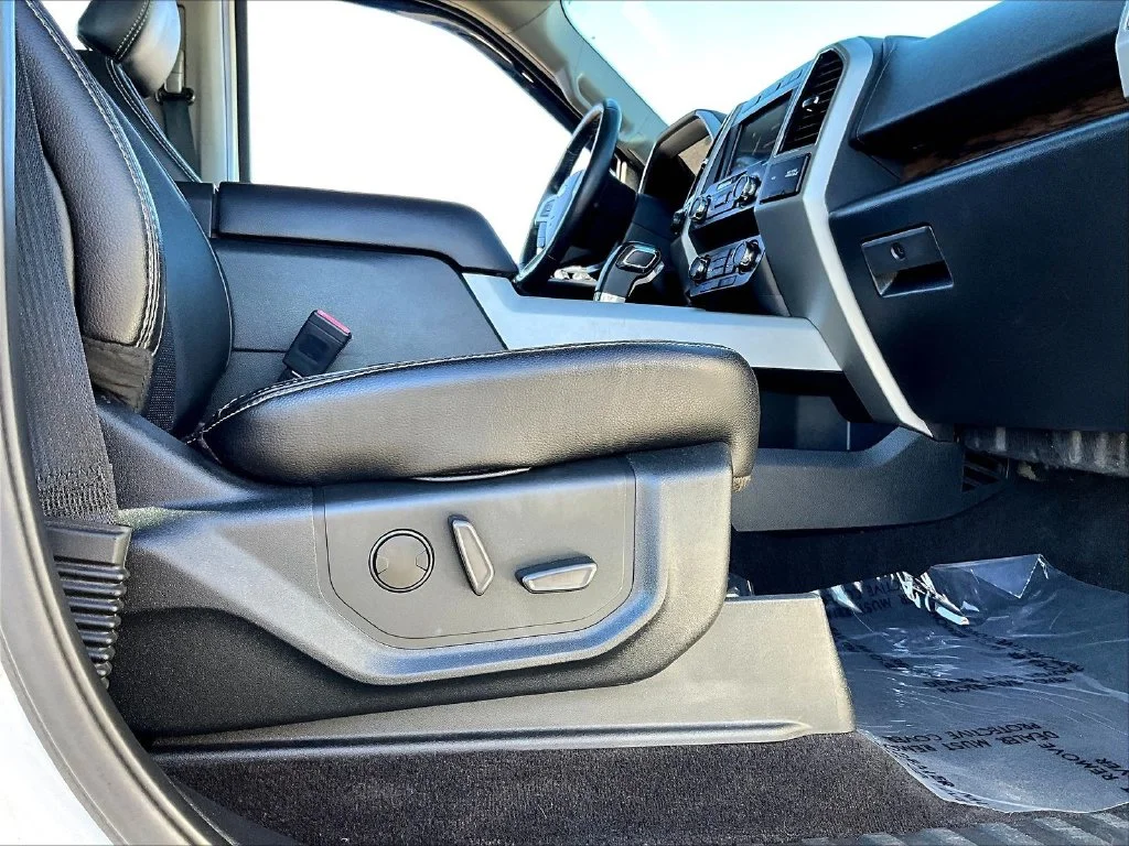 Used 2020 White Ford Lariat image 34