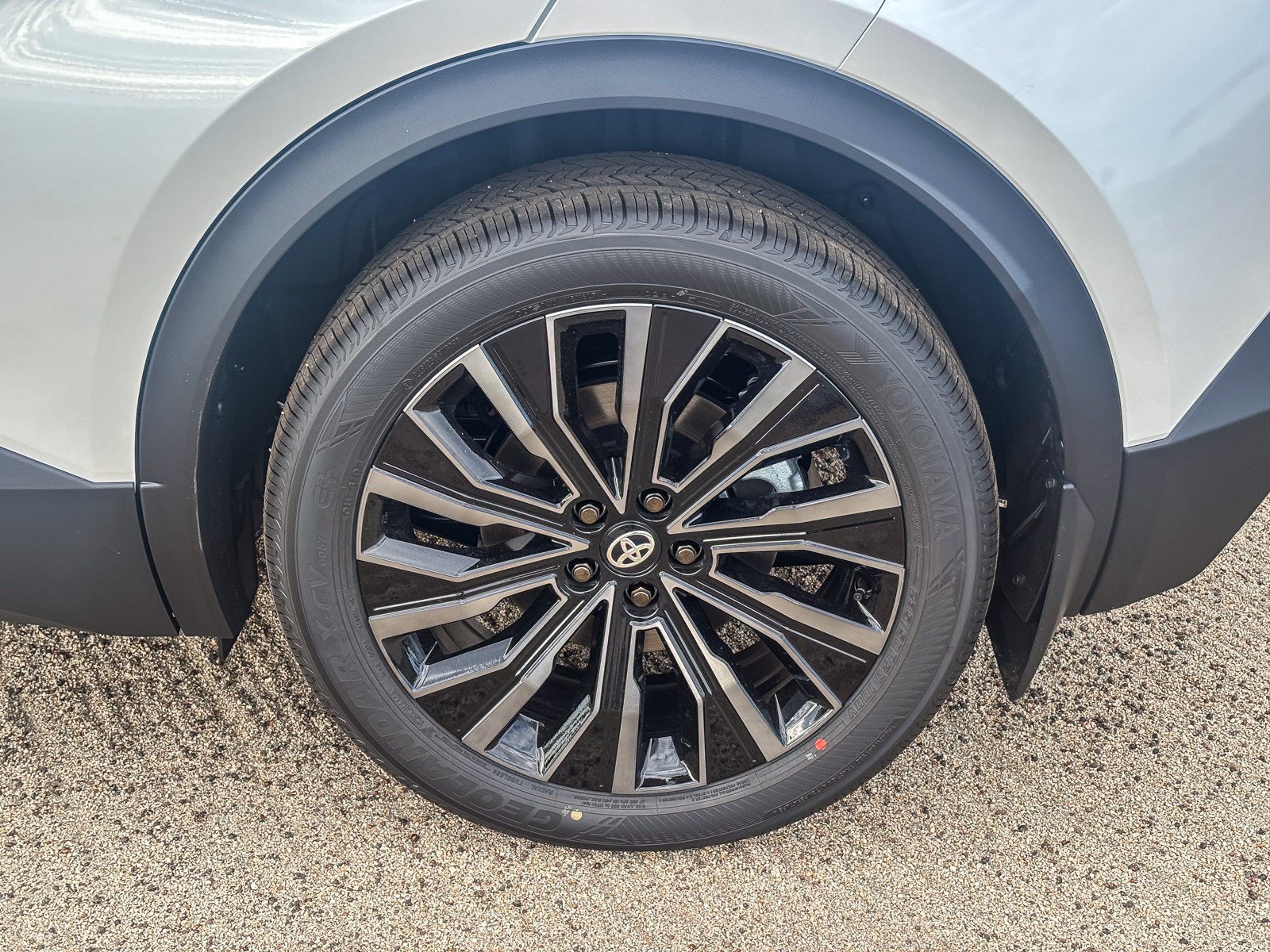 New 2026 Wind Chill Pearl with Midnight Black Metallic roof <sup>1</sup> Toyota  XSE image 11