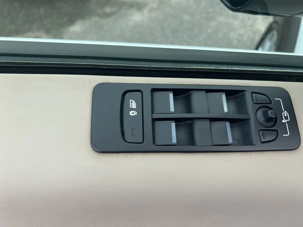 Used 2021 White Land Rover SE image 14