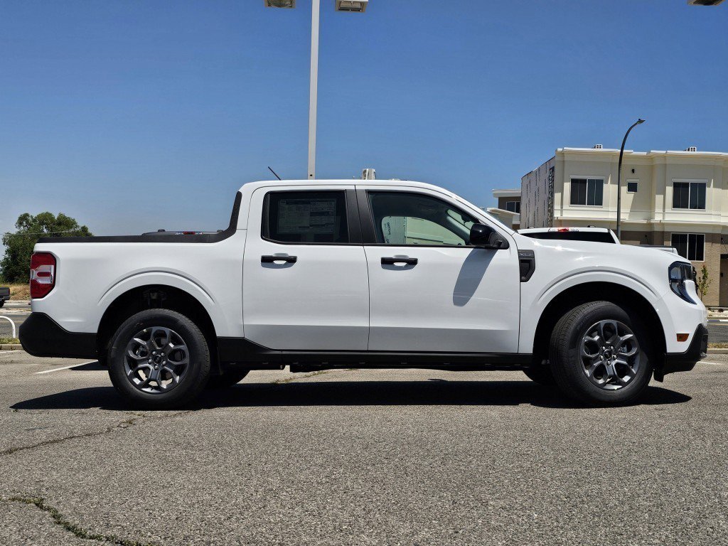New 2025 Oxford White Ford XLT image 18