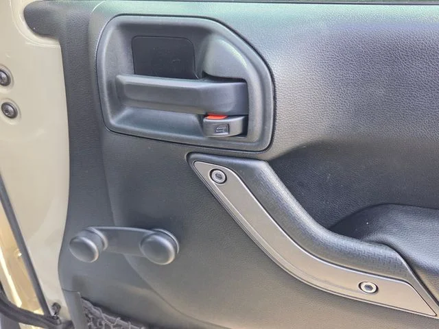 Used 2017  Jeep Sport image 15