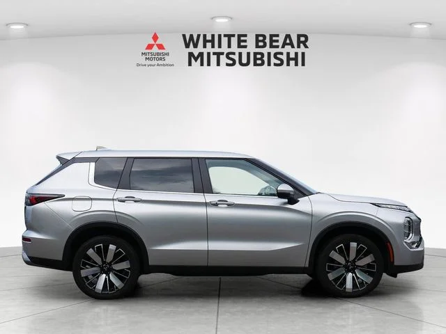 Certified Used 2025 Alloy Silver Metallic Mitsubishi SE image 6
