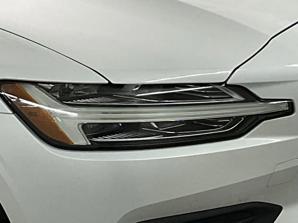 Used 2020 Crystal White Pearl Volvo T5 Momentum image 28