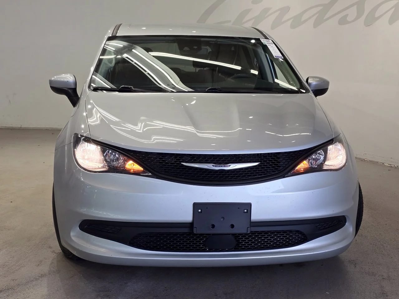 Used 2023 Silver Mist Clearcoat Chrysler LX image 2