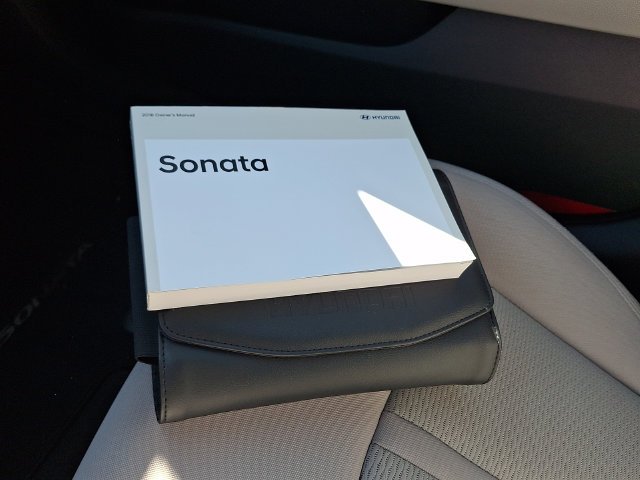 Used 2018 White Hyundai SE image 25