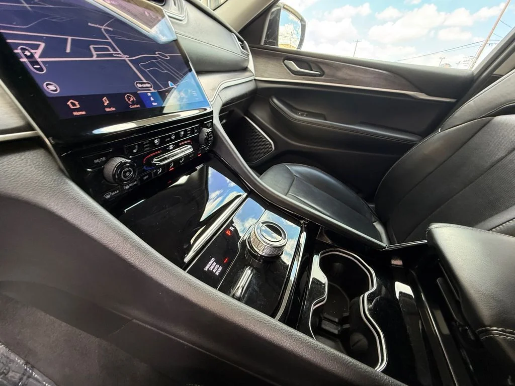 Used 2022 Silver Jeep Limited image 22