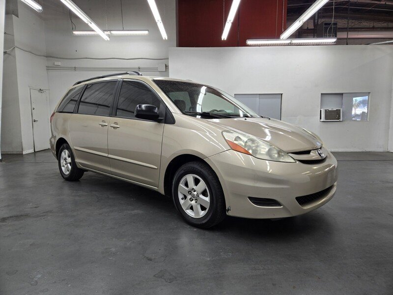 2007 Toyota Sienna LE photo 4
