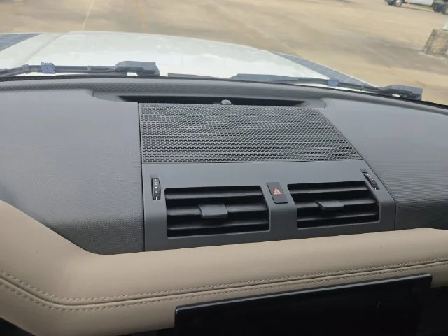 Used 2022 White Land Rover SE image 19