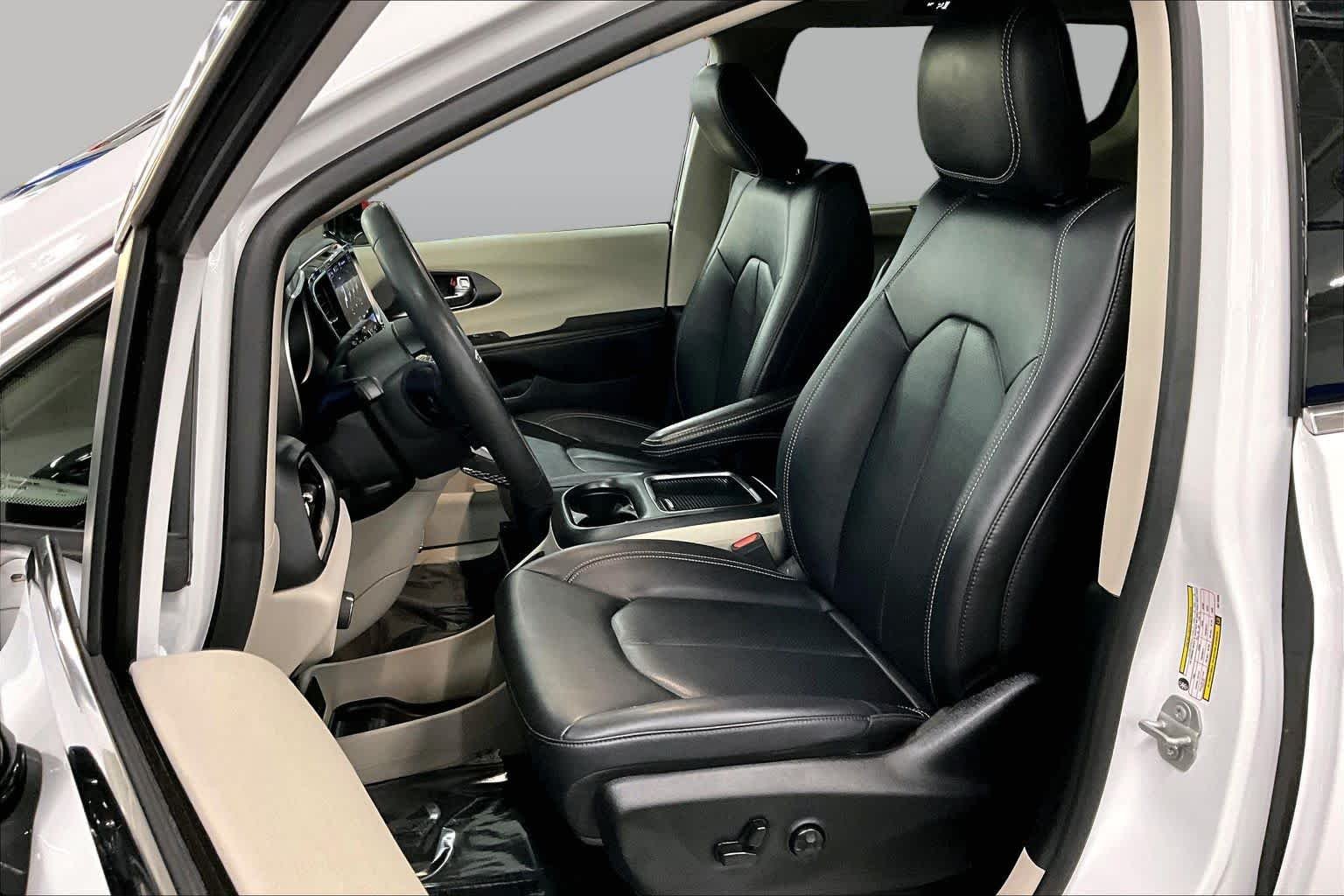Used 2024 Bright White Clearcoat Chrysler Touring L image 8