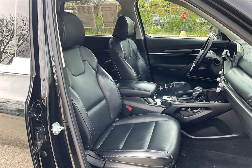 Used 2024 Black Kia S image 7