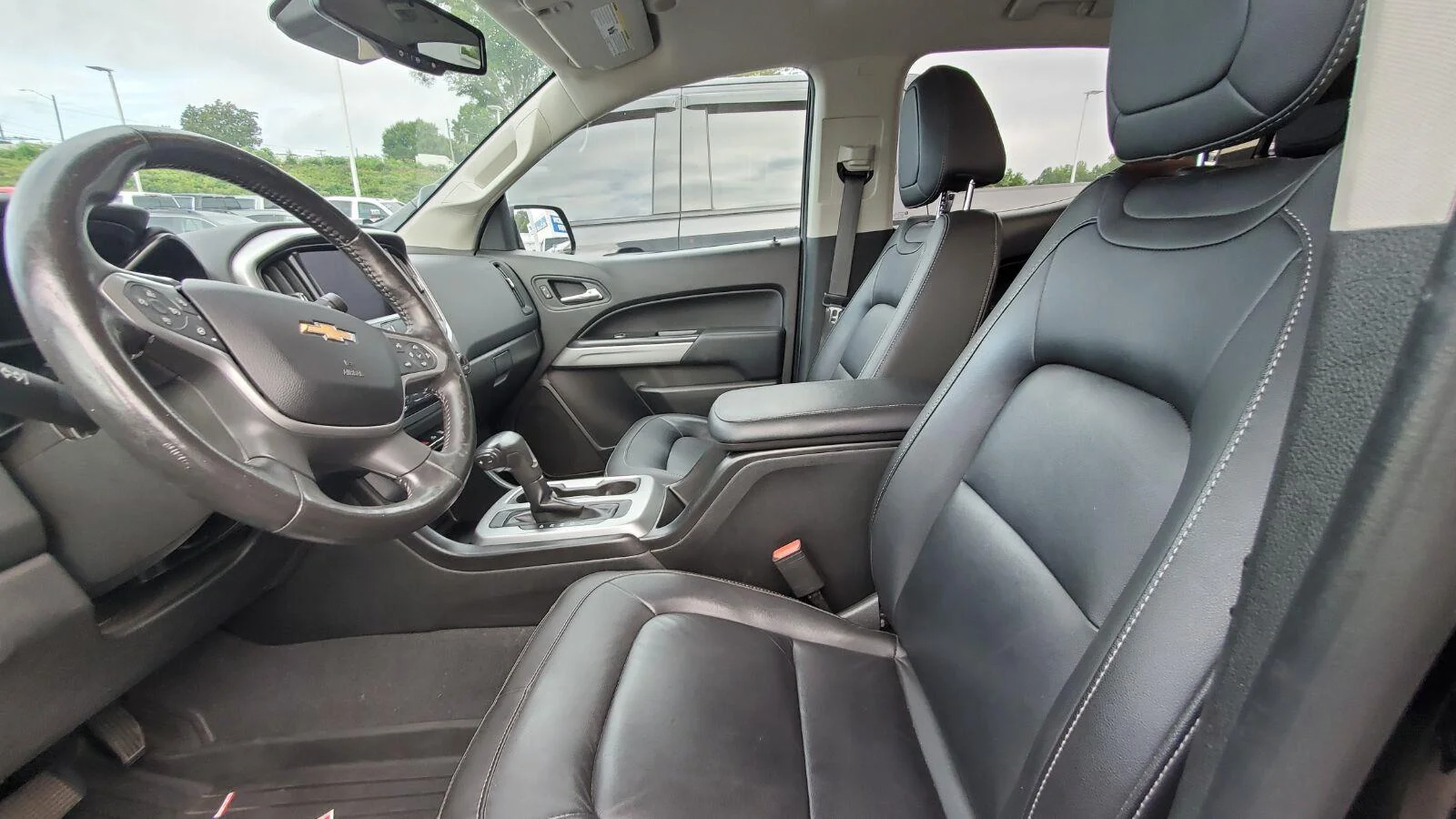 Used 2019 BLACK Chevrolet 4WD LT image 3