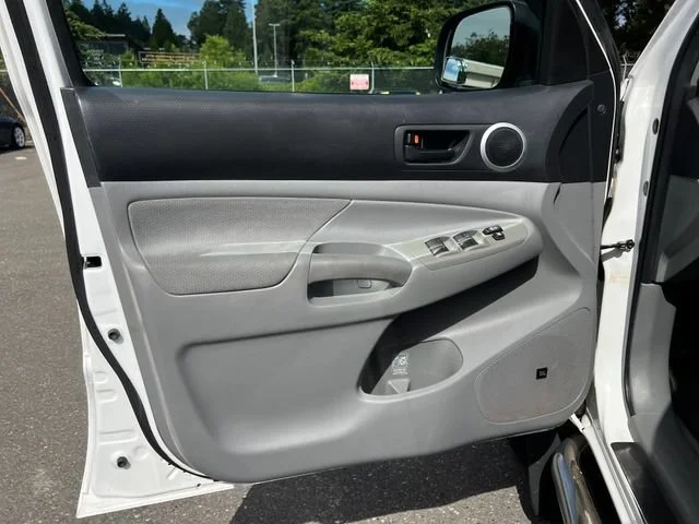 Used 2009 Super White Toyota  image 16