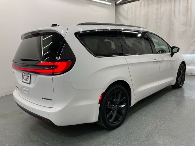 Used 2025 White Chrysler Limited image 7