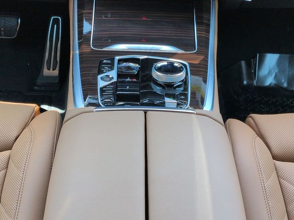 New 2026 Mineral White Metallic BMW xDrive50e image 19