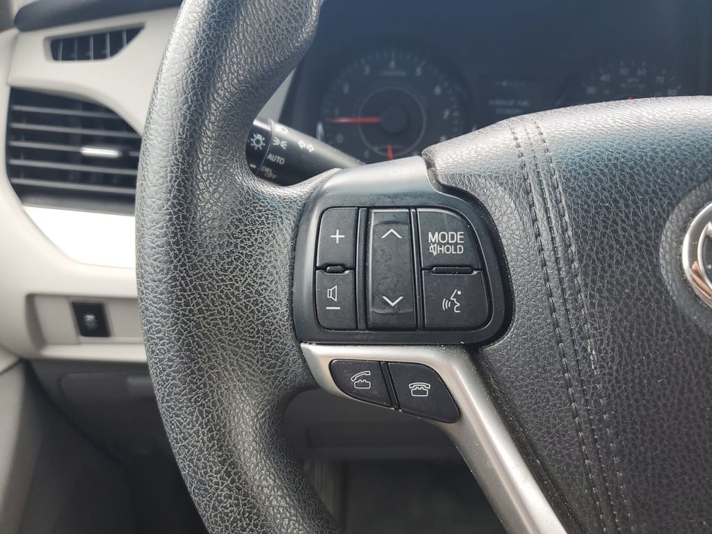 Used 2015 Gray Toyota LE image 19