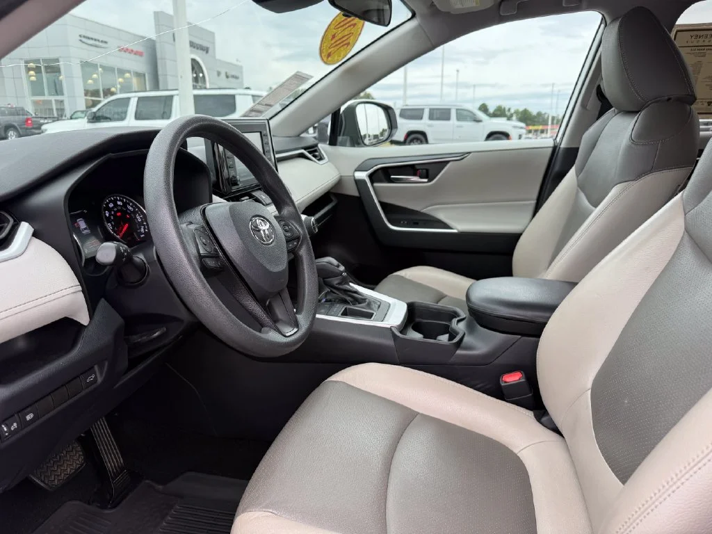 Used 2020 White Toyota XLE image 4