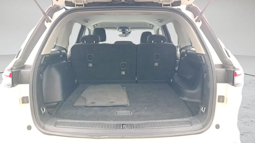 Used 2023 White Jeep Laredo image 27