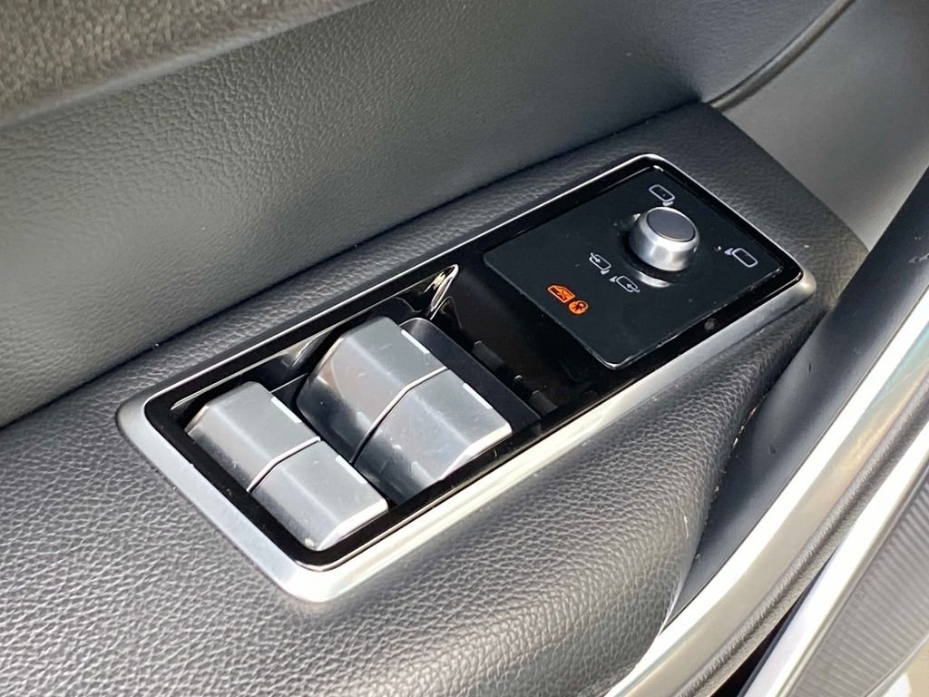 Used 2021  Jaguar P250 image 29