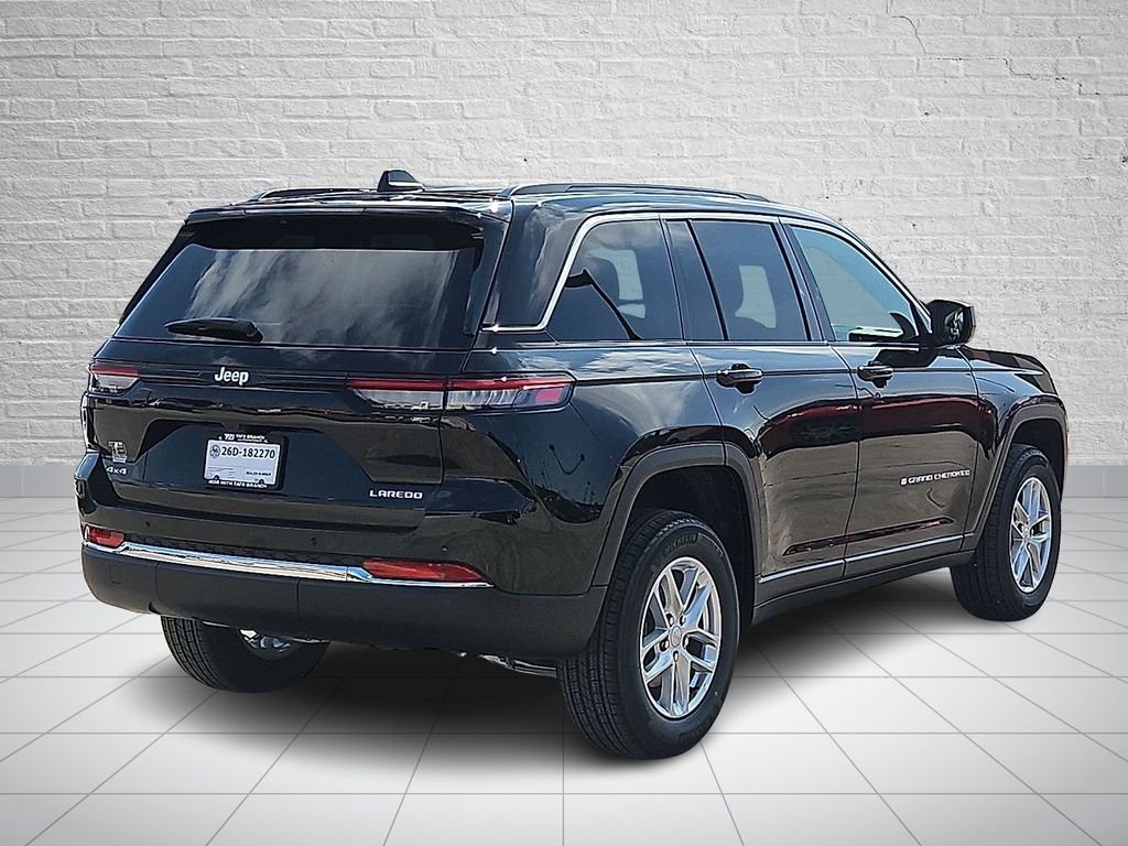 New 2026 Diamond Black Crystal Pearl-Coat Exterior Paint Jeep Laredo image 4