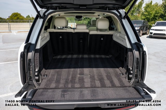 Used 2024  Land Rover SE image 57