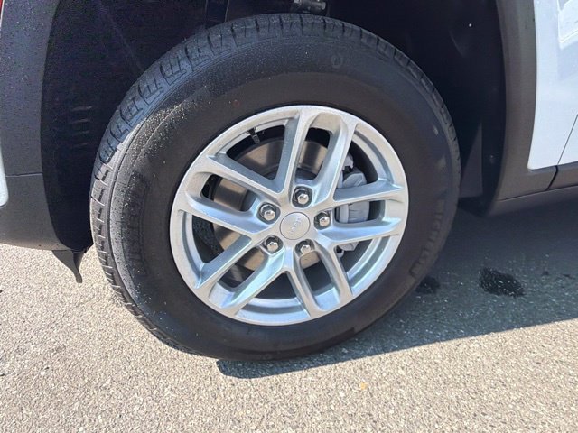 New 2026 Bright White Clear-Coat Exterior Paint Jeep Laredo image 4