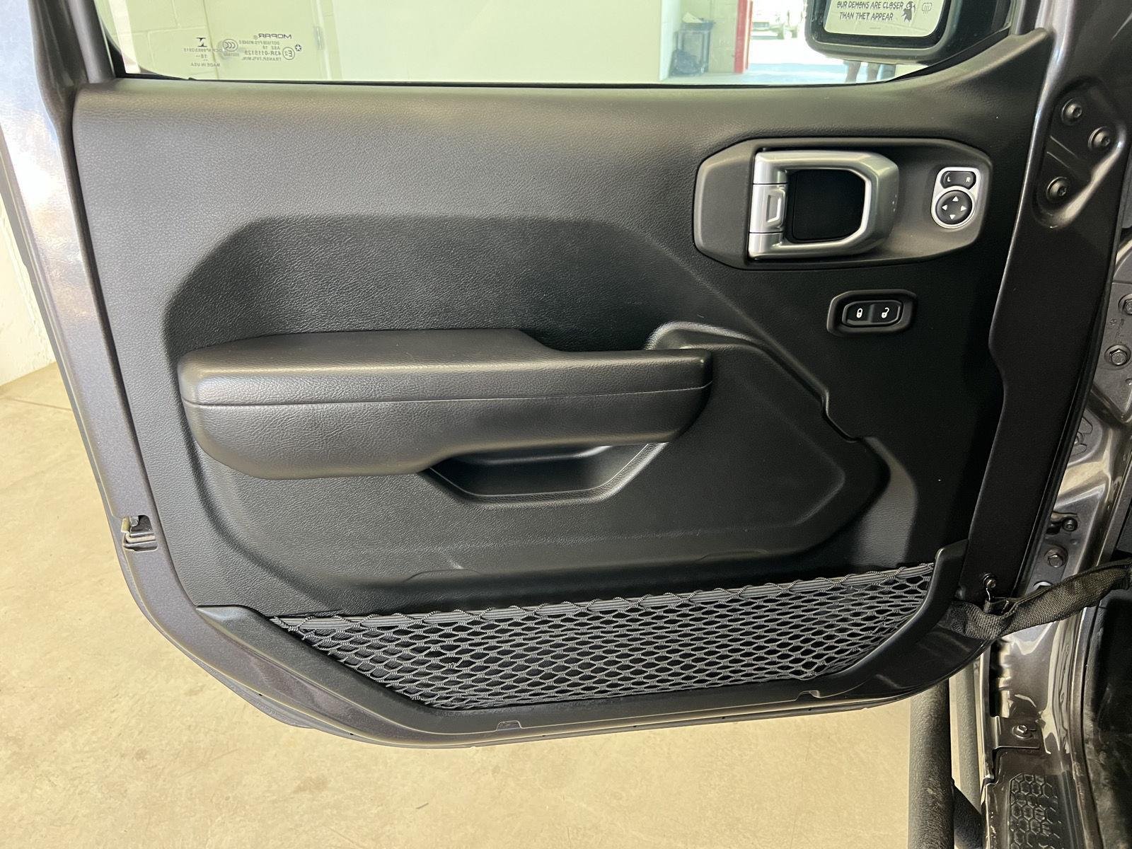 Used 2019 Granite Crystal Metallic Clearcoat Jeep Sport S image 11