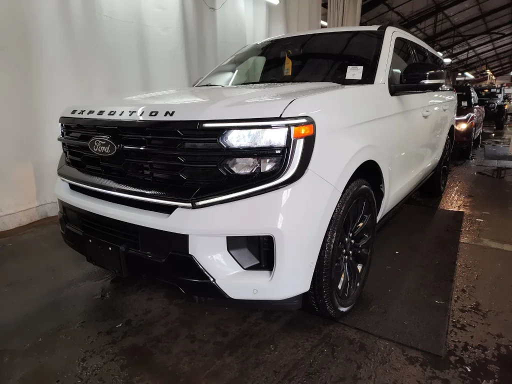 Certified Used 2025 Oxford White Ford Platinum image 1