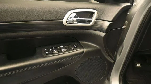 Used 2020 Silver Jeep Altitude image 13