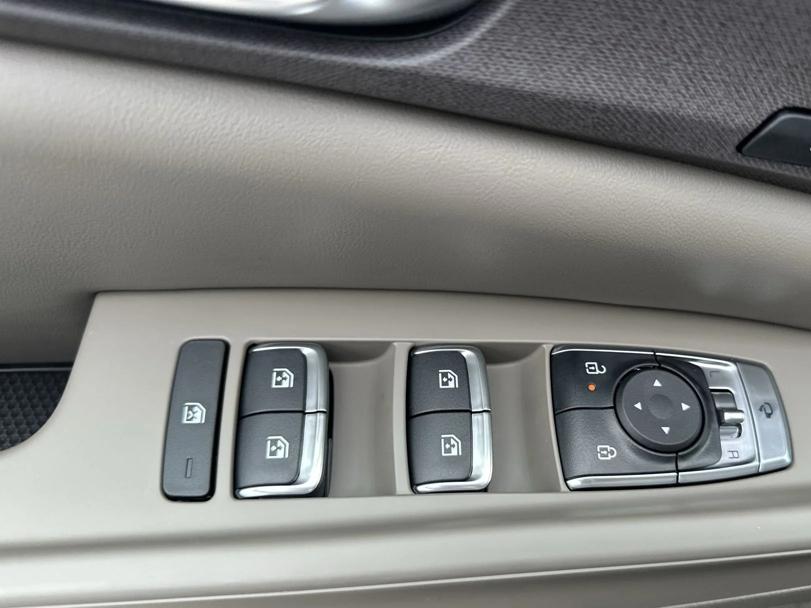 New 2026 Ceramic Silver Kia EX image 17