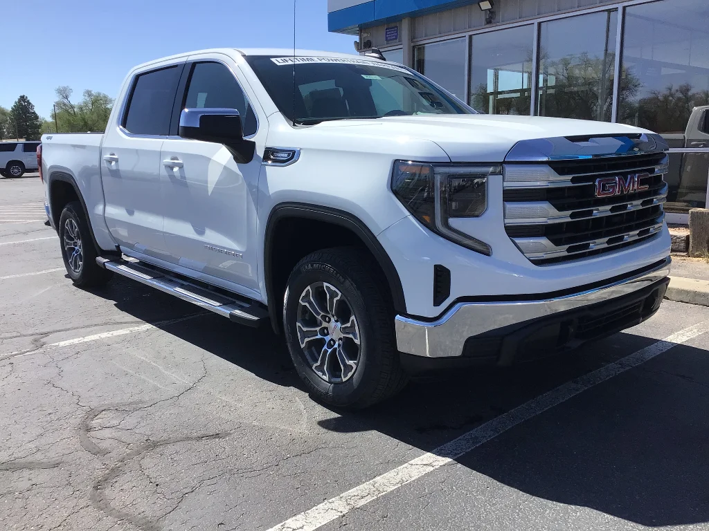 New 2026 Summit White GMC SLE image 2