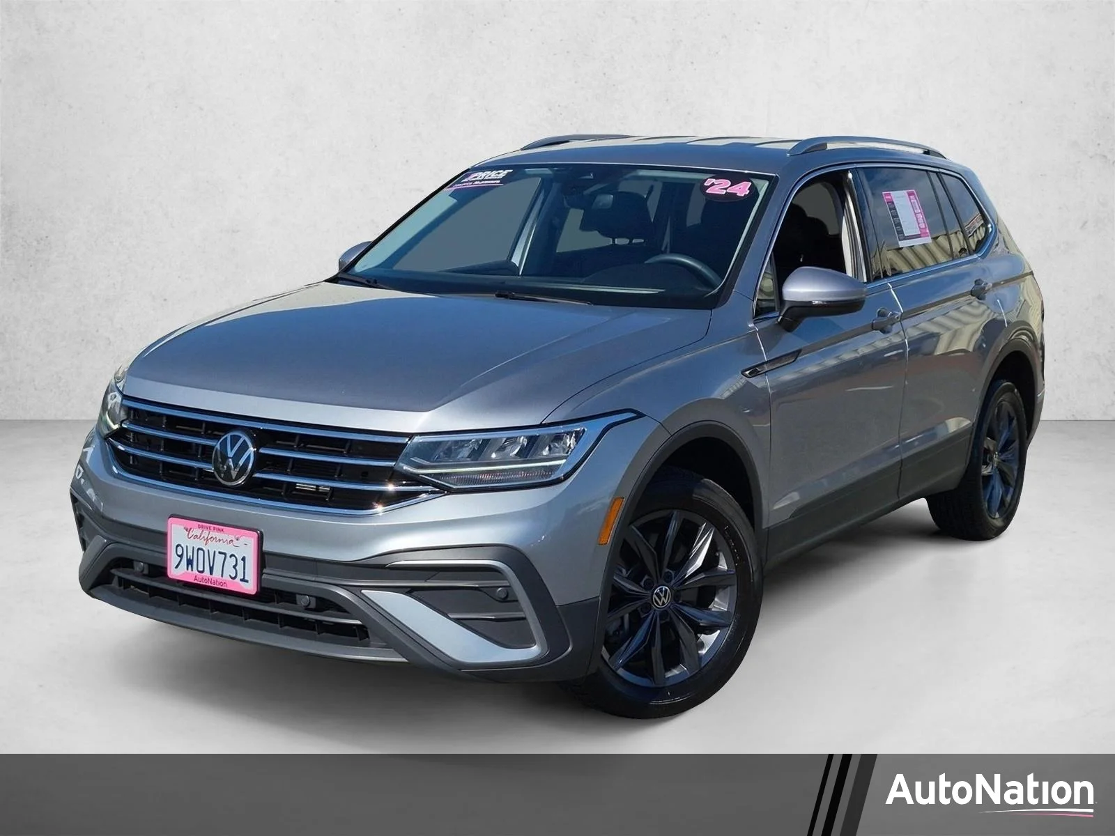 Used 2024 Pyrite Silver Metallic Volkswagen SE image 1