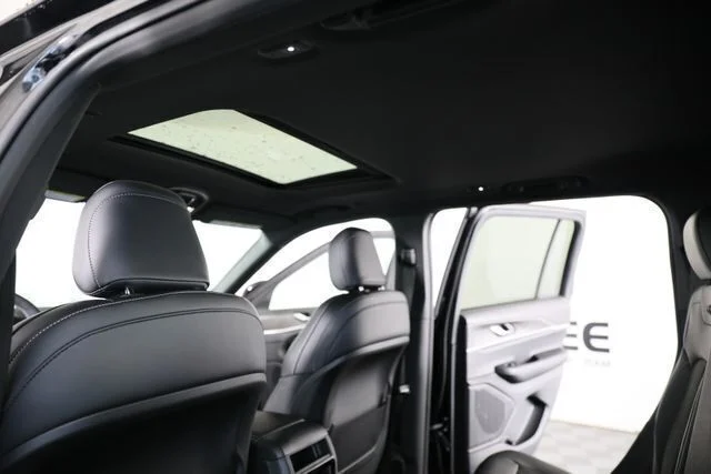 New 2026 Diamond Black Crystal Pearl-Coat Exterior Paint Jeep Altitude image 19
