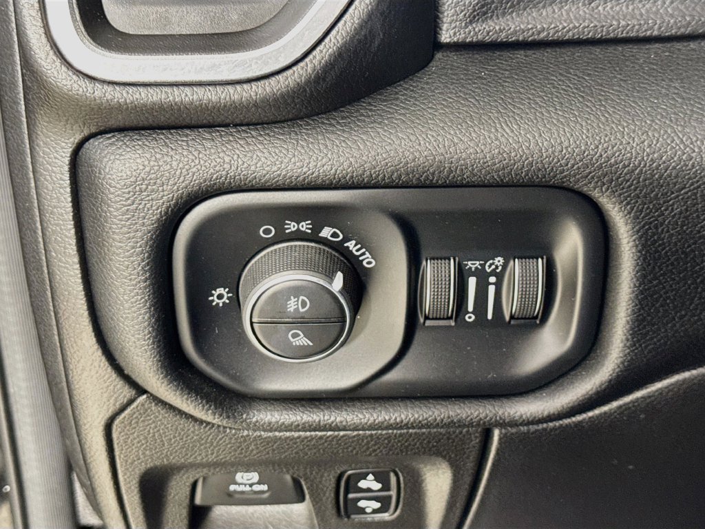 Used 2019 Diamond Black Crystal Pearlcoat Ram Laramie image 11