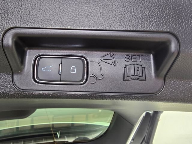 Used 2023 White Metallic Ford XLT image 32
