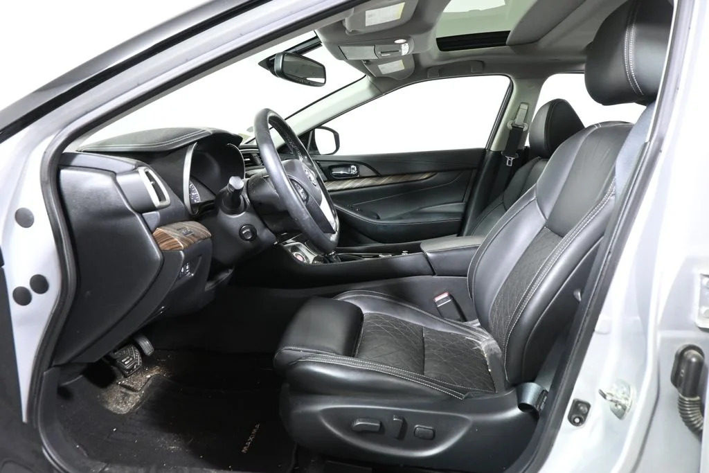 Used 2017 Silver Nissan Platinum image 3