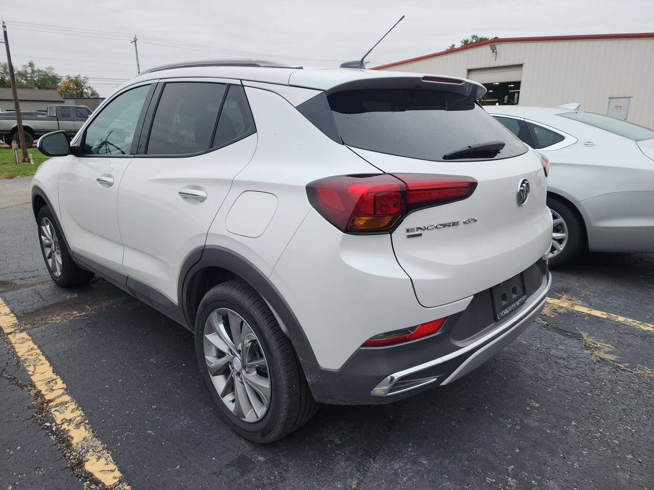 Used 2023 Off-white Buick Essence image 11