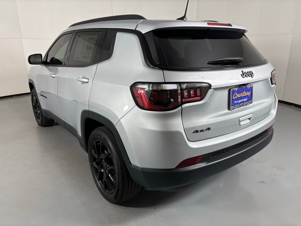 New 2026 Silver Zynith Metallic Clearcoat Jeep Latitude image 6